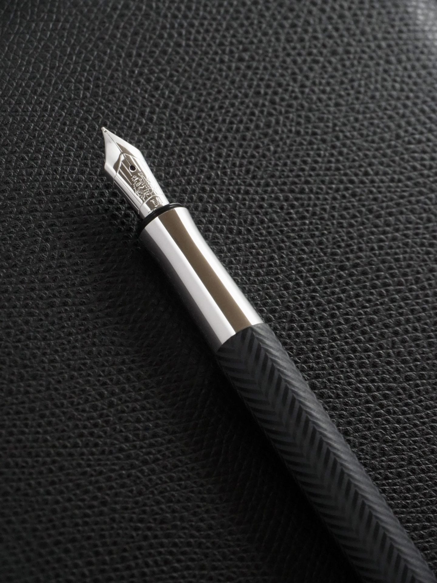 Guilloche Ciselé Anthracite Fountain Pen