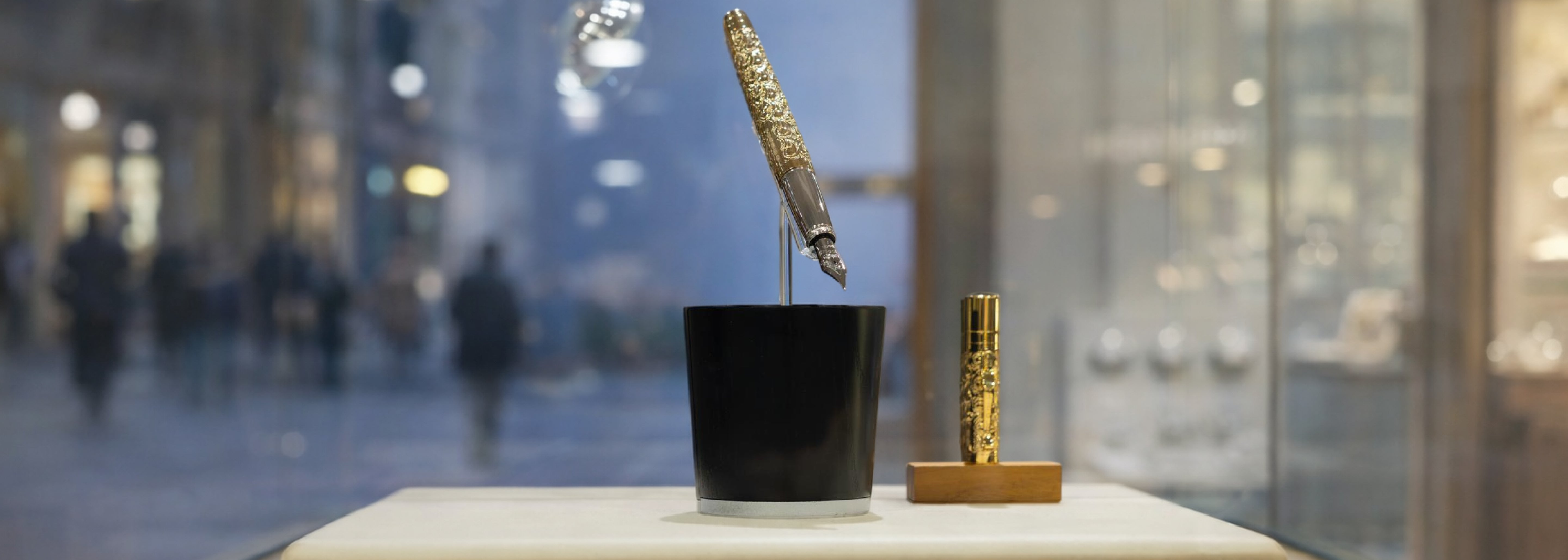 YARD O LED_Viceroy Grand Victorian Gold Fountain Pen_Banner Open Pen Picture Desktop