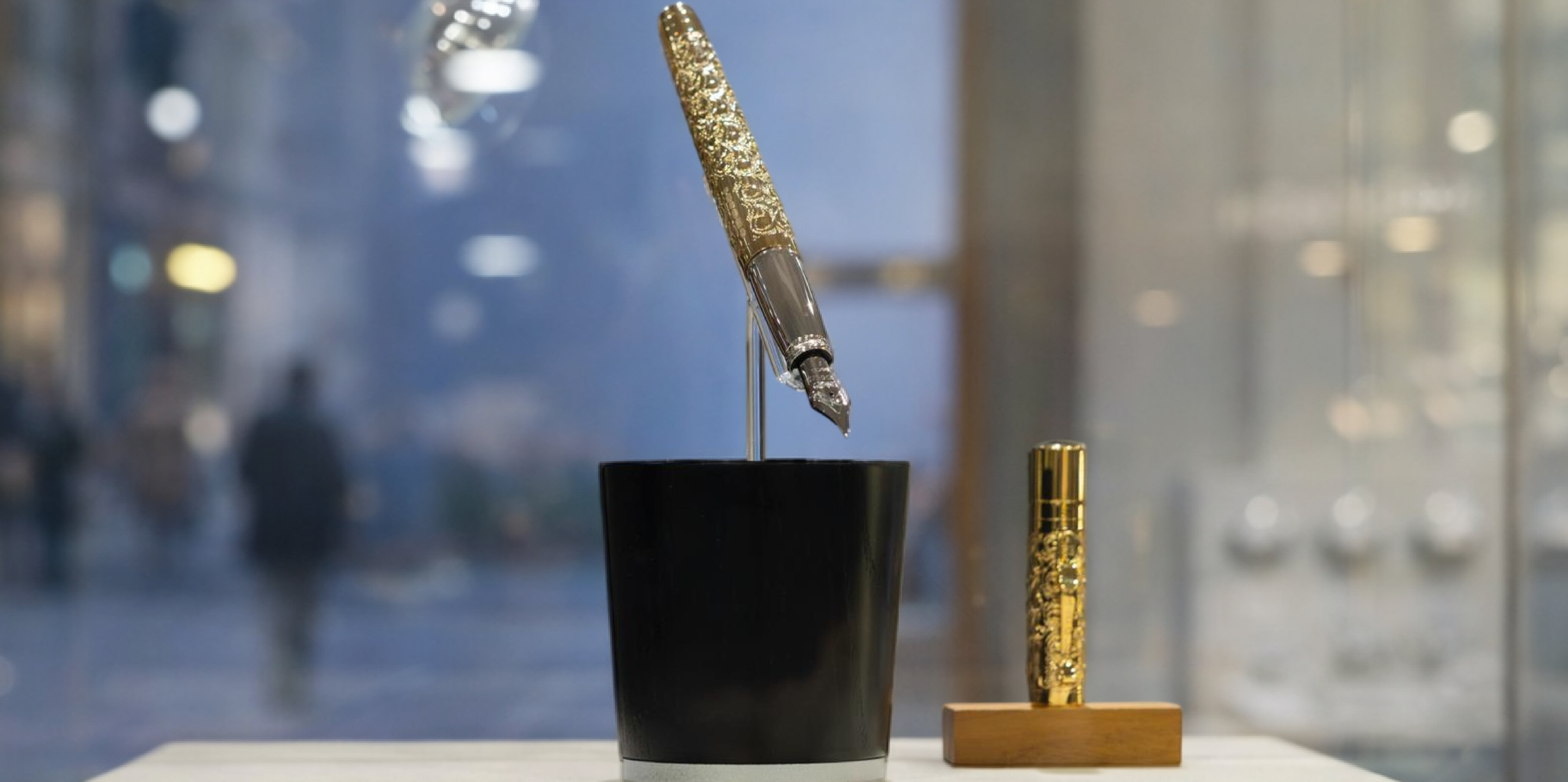YARD O LED_Viceroy Grand Victorian Gold Fountain Pen_News Page Hero Picture Desktop