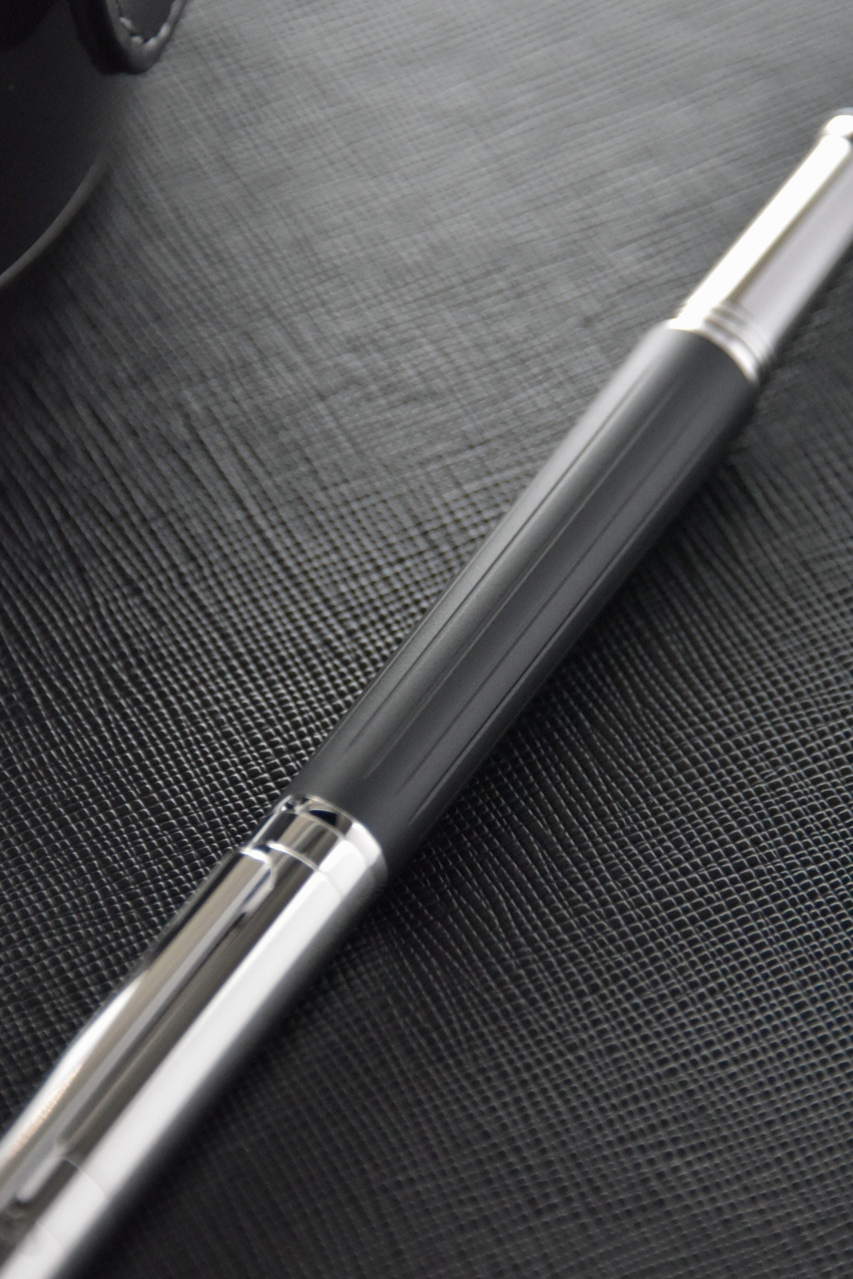 design04 pinstripe black matt 18kt gold nib Fountain Pen