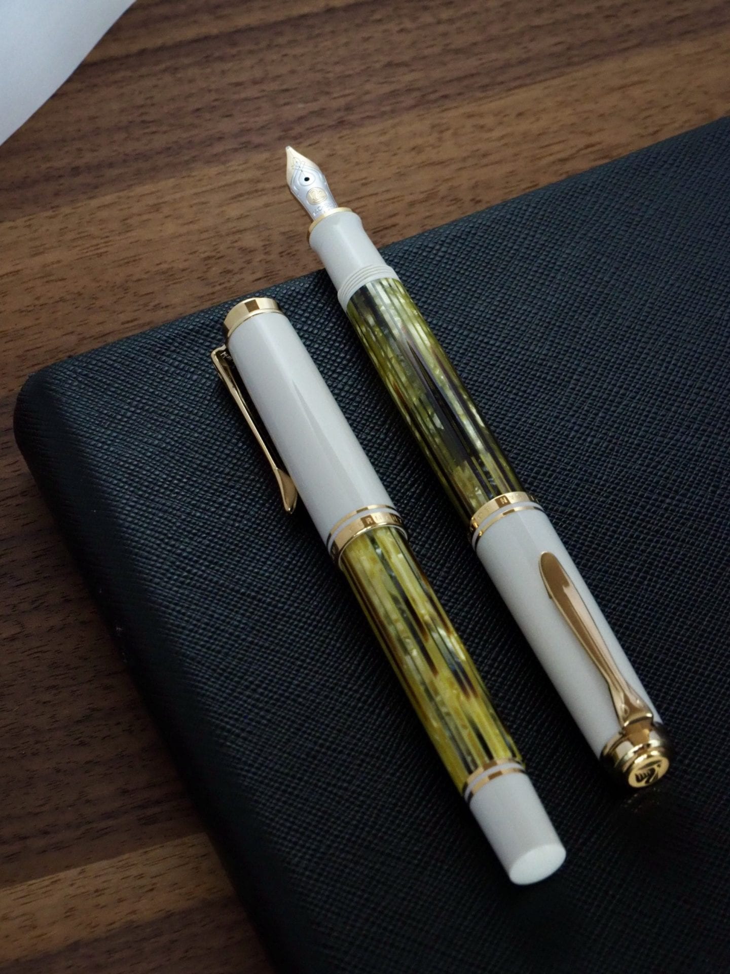 PELIKAN Souverän M400 White Turtle Fountain Pen